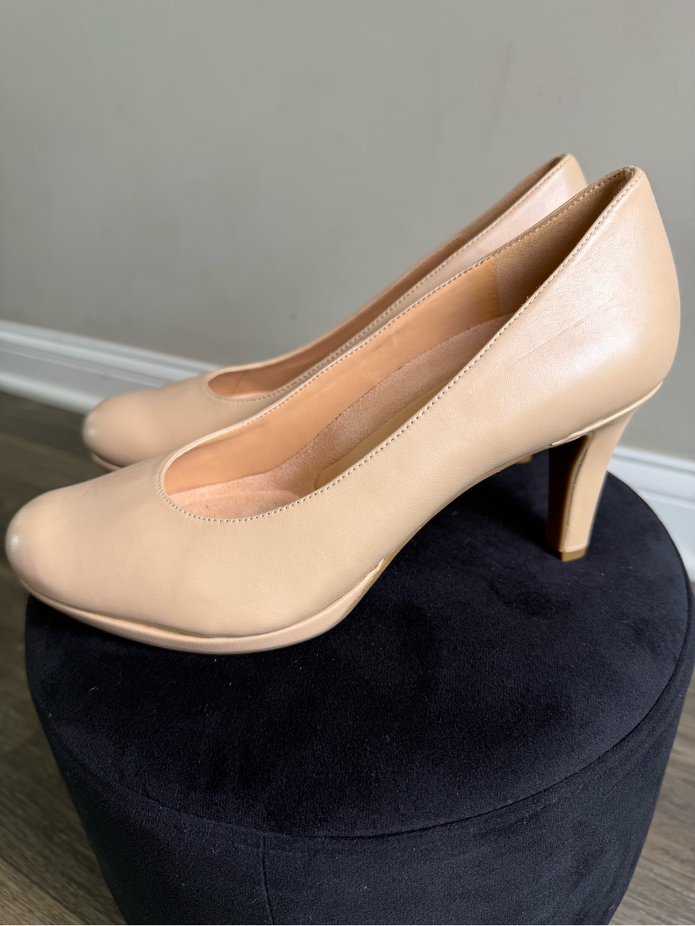 Naturalizer Nude Leather Mid-Heel Pumps